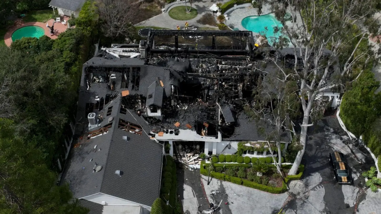 Eine Luftaufnahme zeigt die durch den Brand schwer beschädigte Villa von Cara Delevingne in Los Angeles. (Foto: Jae C. Hong/AP)