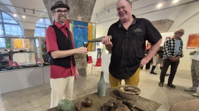 Bernhard Karlstetter (links) und Burkhard Moser am „Tischlein deck dich” im Fleischhaus. (Foto: Margit Schwandt)
