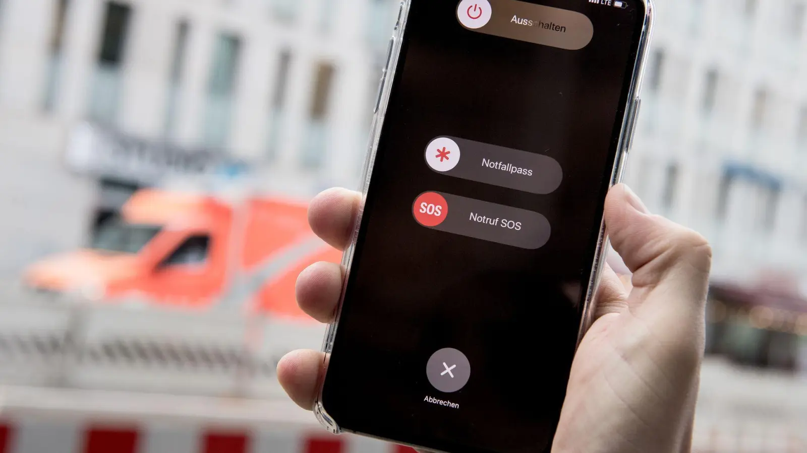Man könnte jetzt auch manuell 112 eintippen - die Notruffunktion des Smartphones funktioniert aber schneller und intuitiver. (Foto: Zacharie Scheurer/dpa-tmn)