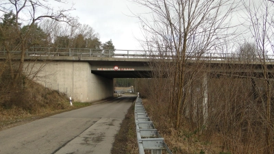 Die schmale Verbindungsstraße zwischen Winterschneidbach und Brodswinden unterquert die A6. Rechts verläuft die Bahnlinie Treuchtlingen-Würzburg. (Foto: Winfried Vennemann)