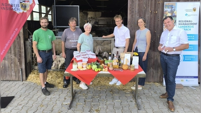 Die Schäferei Sommersdorf mit Sven Hödel, Ernst und Elfriede Blank war Gastgeberin der Präsentation der neuen Nahversorgerkarte, an der Landrat Marco Meier, Regionalmanagerin Andrea Denzinger und Bürgermeister Gerhard Rammler (von links) teilnahmen.  (Foto: Thomas Schaller)