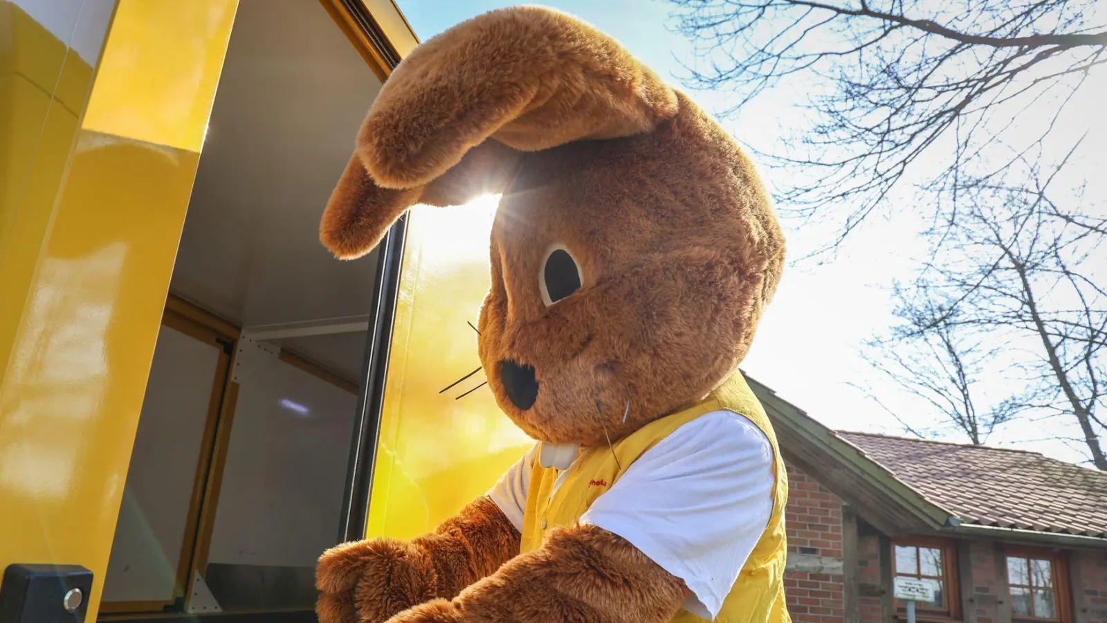 Hanni Hase holt Briefe für das Osterpostamt in Ostereistedt ab. (Foto: Focke Strangmann/dpa)