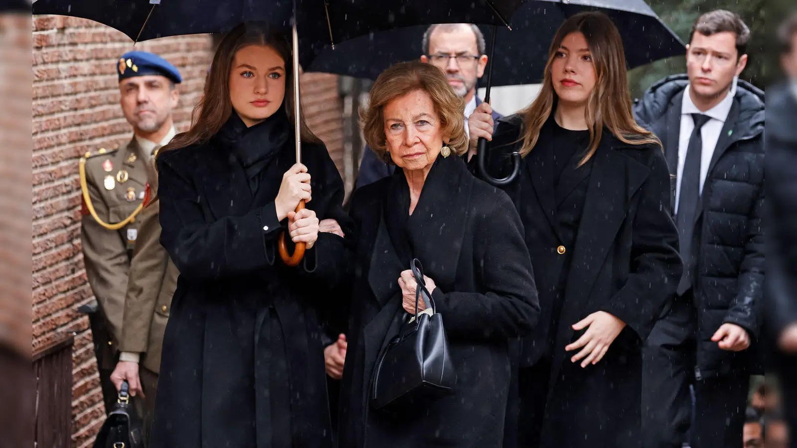 Die spanische Königsfamilie hat bei einer Trauerfeier Abschied von Irene von Griechenland, der Schwester der spanischen Altkönigin Sofía, genommen.  (Foto: José Ruiz/EUROPA PRESS/dpa)