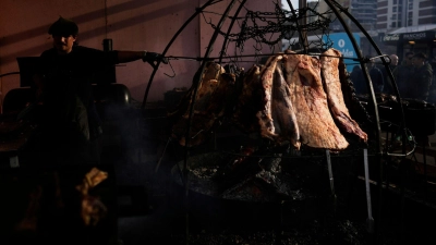 Ein Mann bereitet bei der Agro Expo in Buenos Aires Barbecue zu. (Foto: Natacha Pisarenko/AP/dpa)