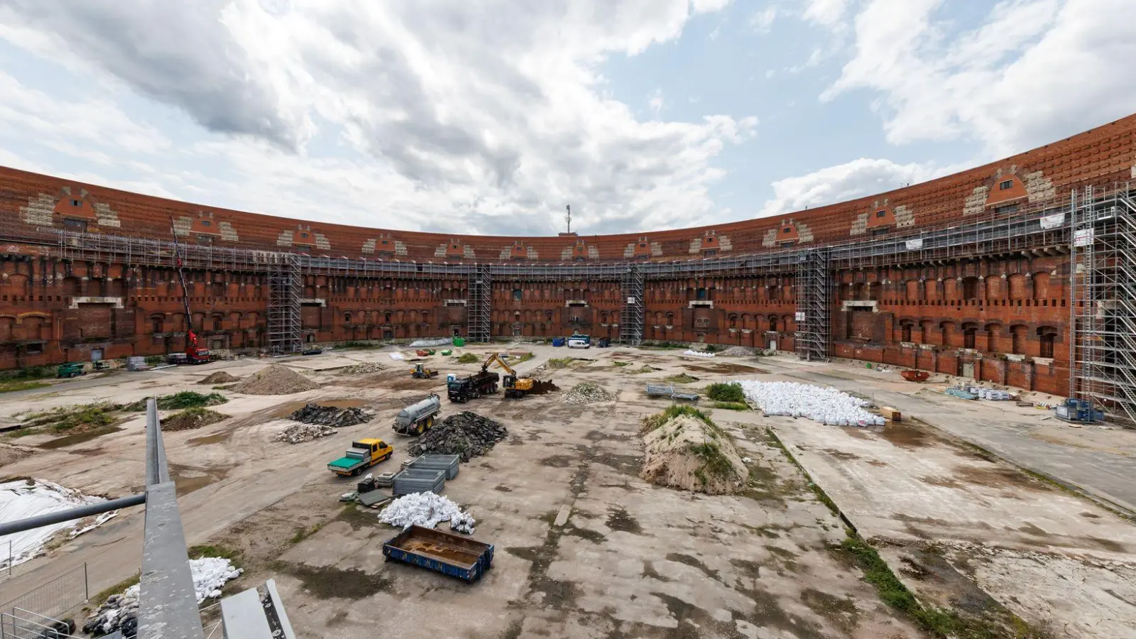 Im Innenhof der Kongresshalle soll eine Ersatzspielstätte für das Staatstheater entstehen. (Archivbild) (Foto: Daniel Karmann/dpa)