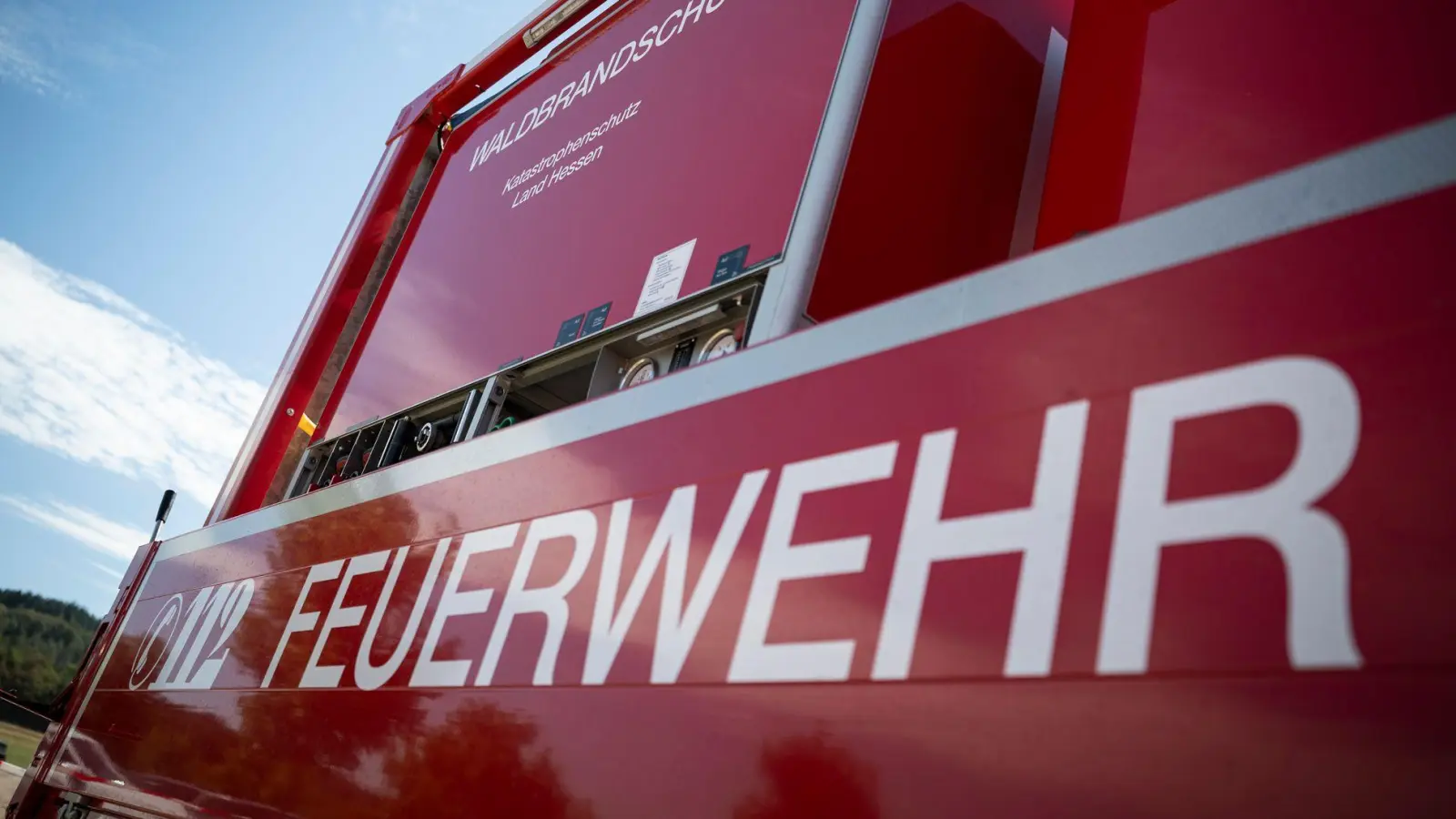 Bei Rodenbach im Main-Kinzig-Kreis kämpft die Feuerwehr gegen einen Waldbrand. (Symbolfoto) (Foto: Hannes P. Albert/dpa)