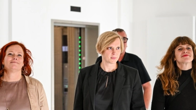 Die Parteispitzen um Bettina König (SPD), Nina Stahr (Grüne) und Kerstin Wolter (Linke) haben sich auf Sondierungen geeinigt. (Foto: Sören Stache/dpa)