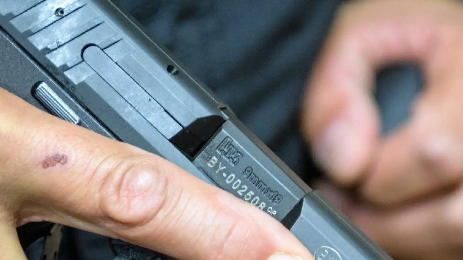 Bei dem Einsatz fiel mindestens ein Schuss aus einer Dienstwaffe der Polizei. (Symbolbild) (Foto: Matthias Balk/dpa)