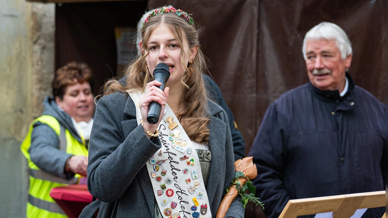 Holzfee Lene I. begrüßte die Gäste beim Scheinfelder Holztag. (Foto: Mirko Fryska)