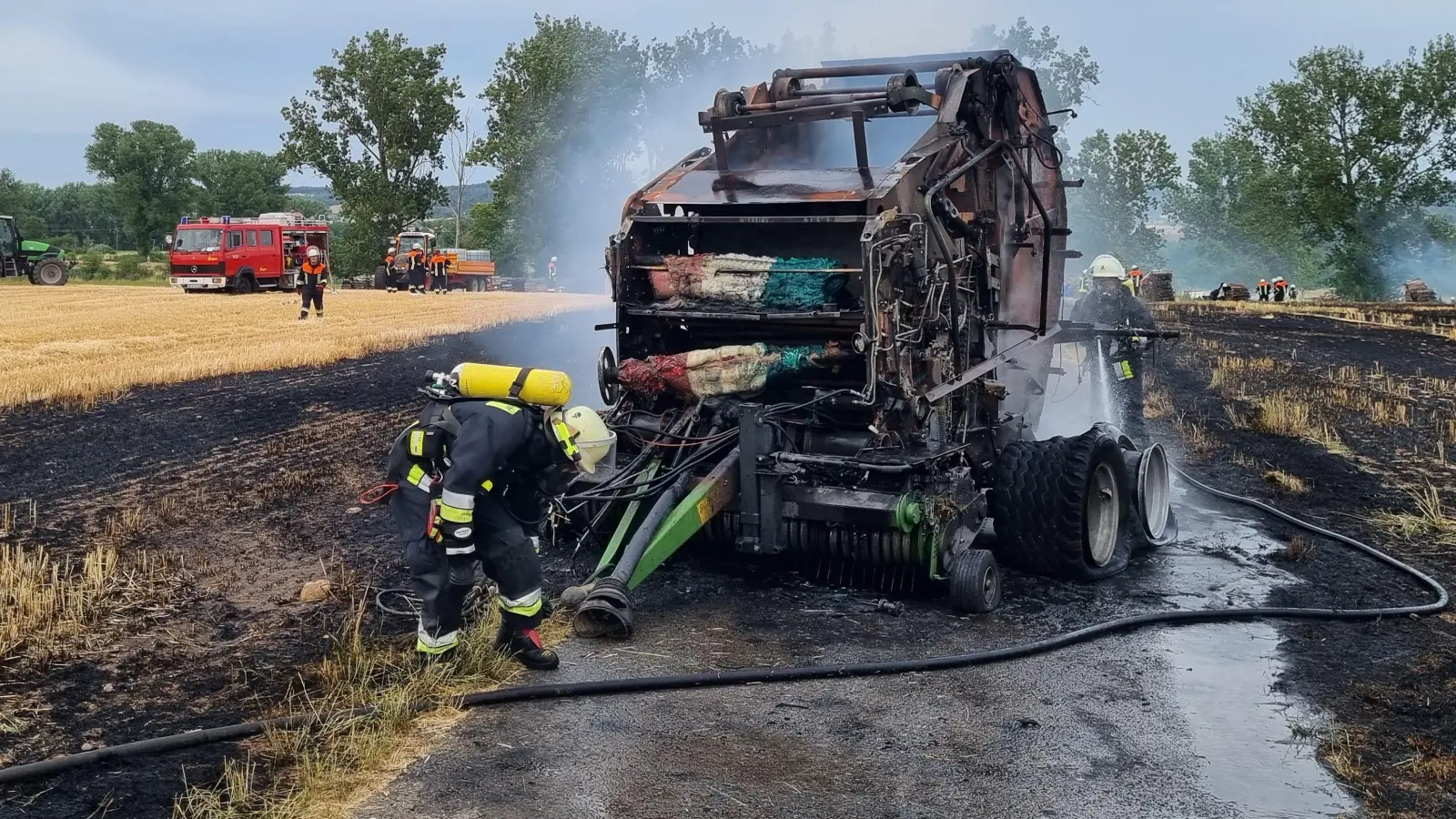 Nahe dem Ipsheimer Ortsteil Oberndorf hat eine Ballenpresse Feuer gefangen; die Flammen griffen auch auf Stoppelfelder über. (Foto: Rainer Weiskirchen)