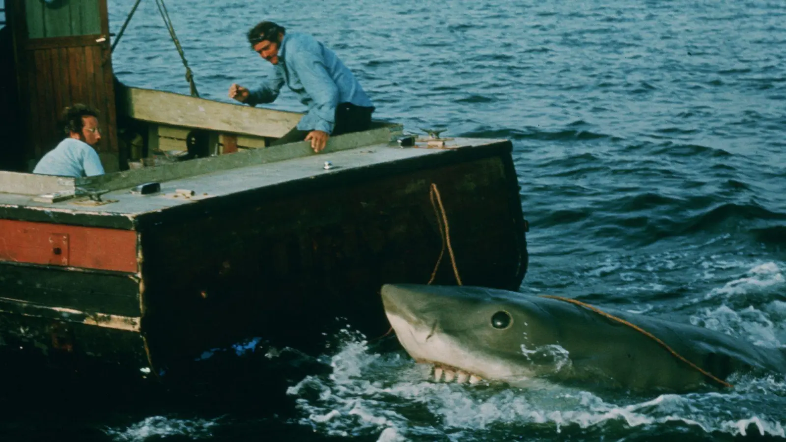 Der Film gilt als Geburtsstunde des Sommer-Blockbusters. Hier zu sehen Richard Dreyfuss (l) als Meeresbiologe und Robert Shaw (r) als Haifänger Quint. (Foto: Universal Pictures/dpa)