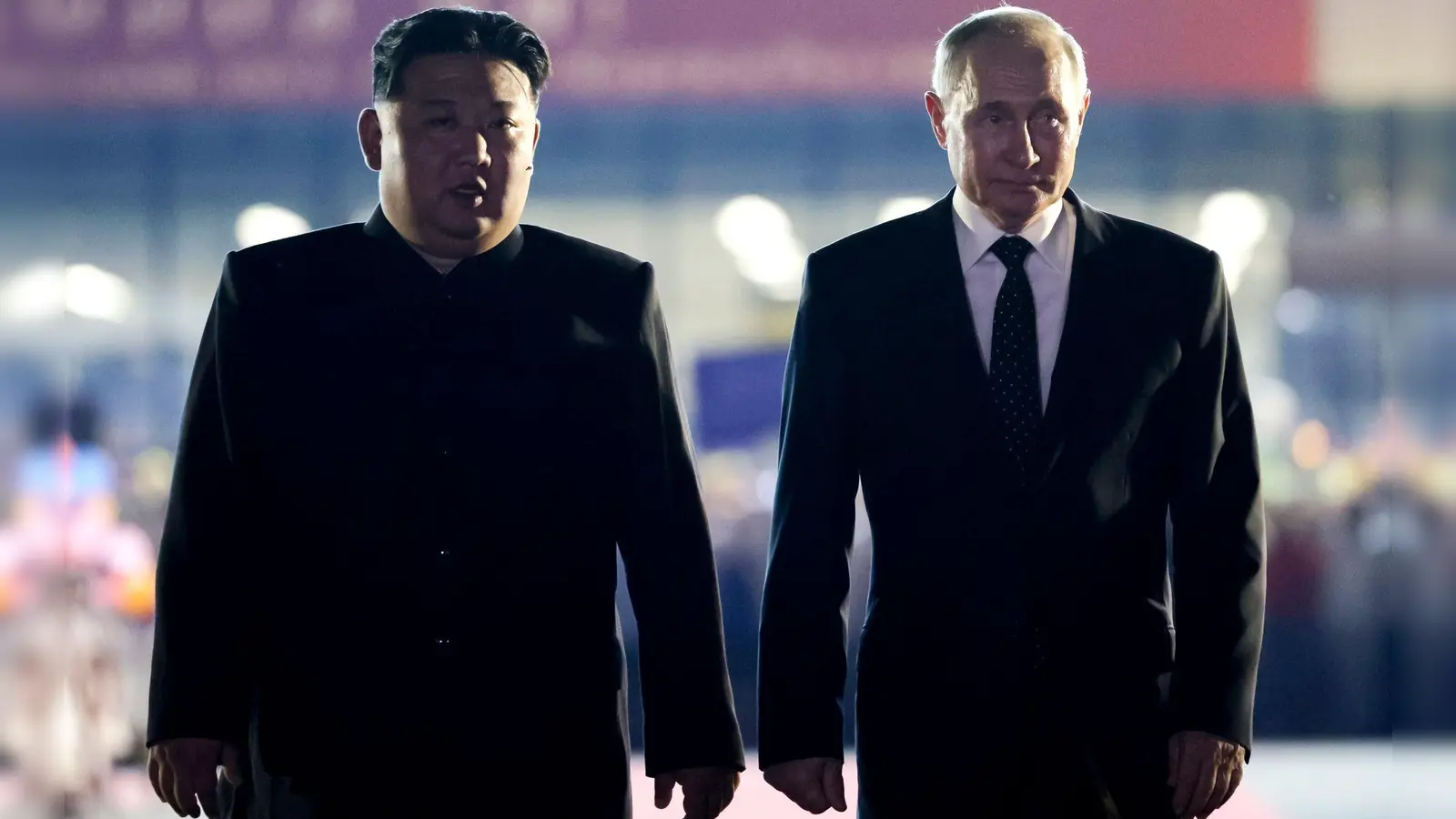 Kremlchef Wladimir Putin und Nordkoreas Machthaber Kim Jong Un haben im Juni auch gegenseitigen militärischen Beistand vereinbart, wenn eines der beiden Länder angegriffen wird. (Archivbild) (Foto: Gavriil Grigorov/Pool Sputnik Kremlin/AP/dpa)