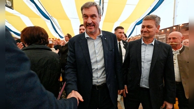 Söder (l, CSU) war nach Frankenthal gekommen, um im Landtagswahlkampf den CDU-Kandidaten Christian Baldauf (r) zu unterstützen.  (Foto: Uwe Anspach/dpa)