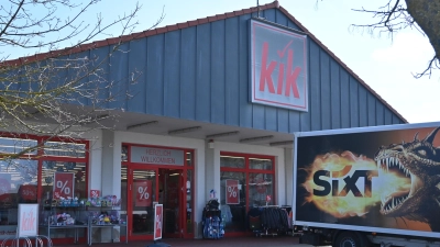 Rabatt-Aktionen verdeutlichen bei der Kik-Filiale in Uffenheim derzeit die Schließung, die seit Längerem gerüchteweise im Raum steht. (Foto: Anna Beigel)