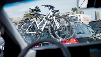 Die Fahrräder müssen mit? Heckträger sind meist mit wenigen Handgriffen montiert. (Foto: Zacharie Scheurer/dpa-tmn)