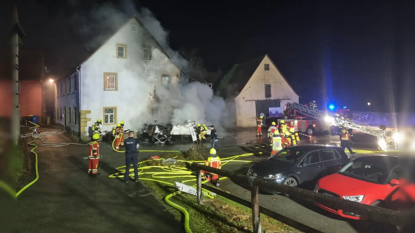 Nur rauchende Überreste blieben vom Wohnmobil übrig. Im Gerippe wurden menschliche Überreste gefunden. (Foto: Rainer Weiskirchen)