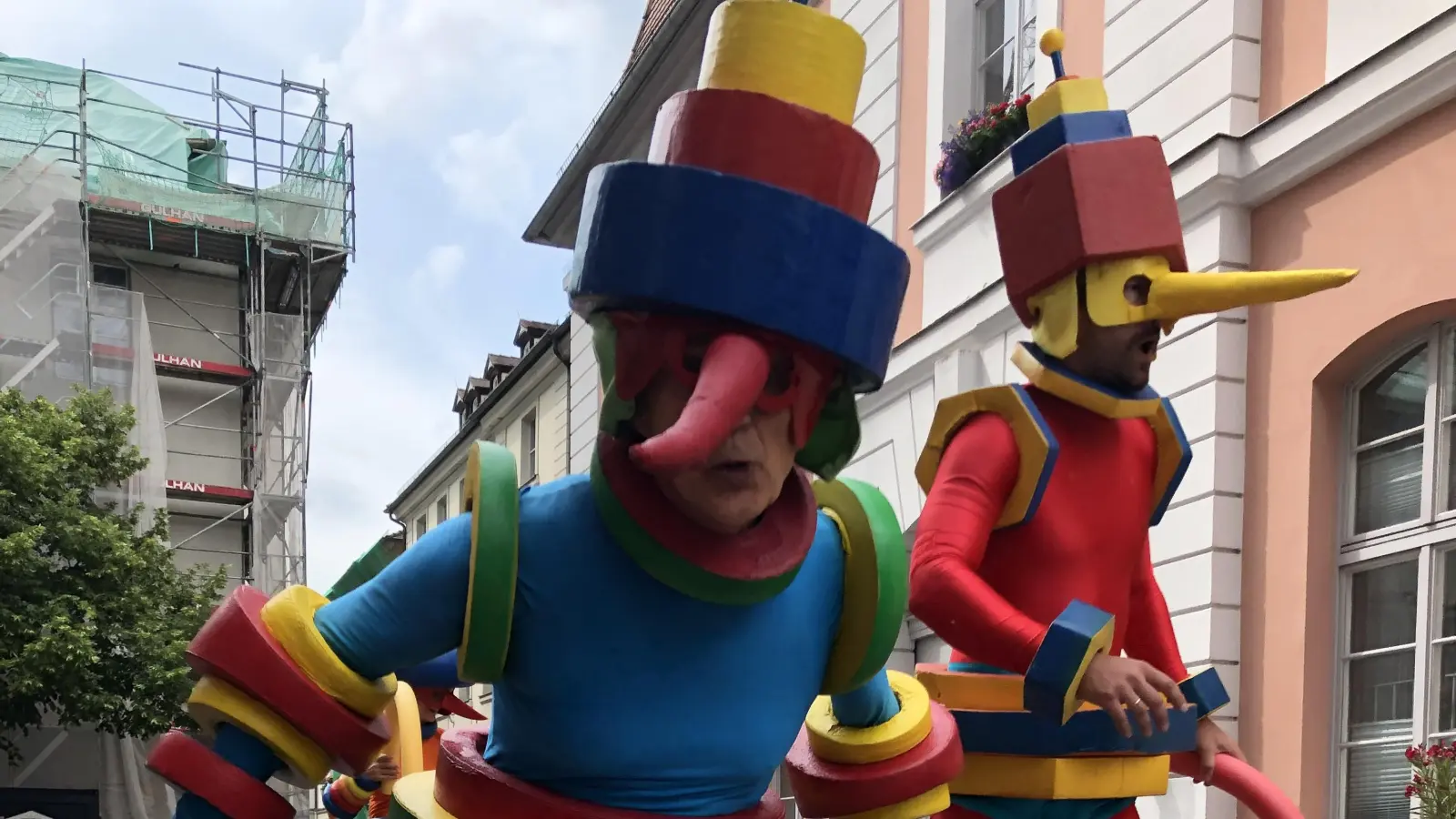 Auch kunstvoll-skurrile Figuren ziehen durch die Altstadt anlässlich der 1275-Jahrfeier. (Foto: Florian Pöhlmann)