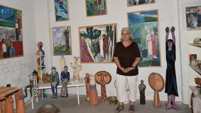 Ulrike Reutter präsentiert die Werke ihres Vaters Paul Reutter in der Scheune in Langenfeld. Er war ein gefragter Künstler mit einem großen Schaffensdrang. (Foto: Anita Dlugoß)