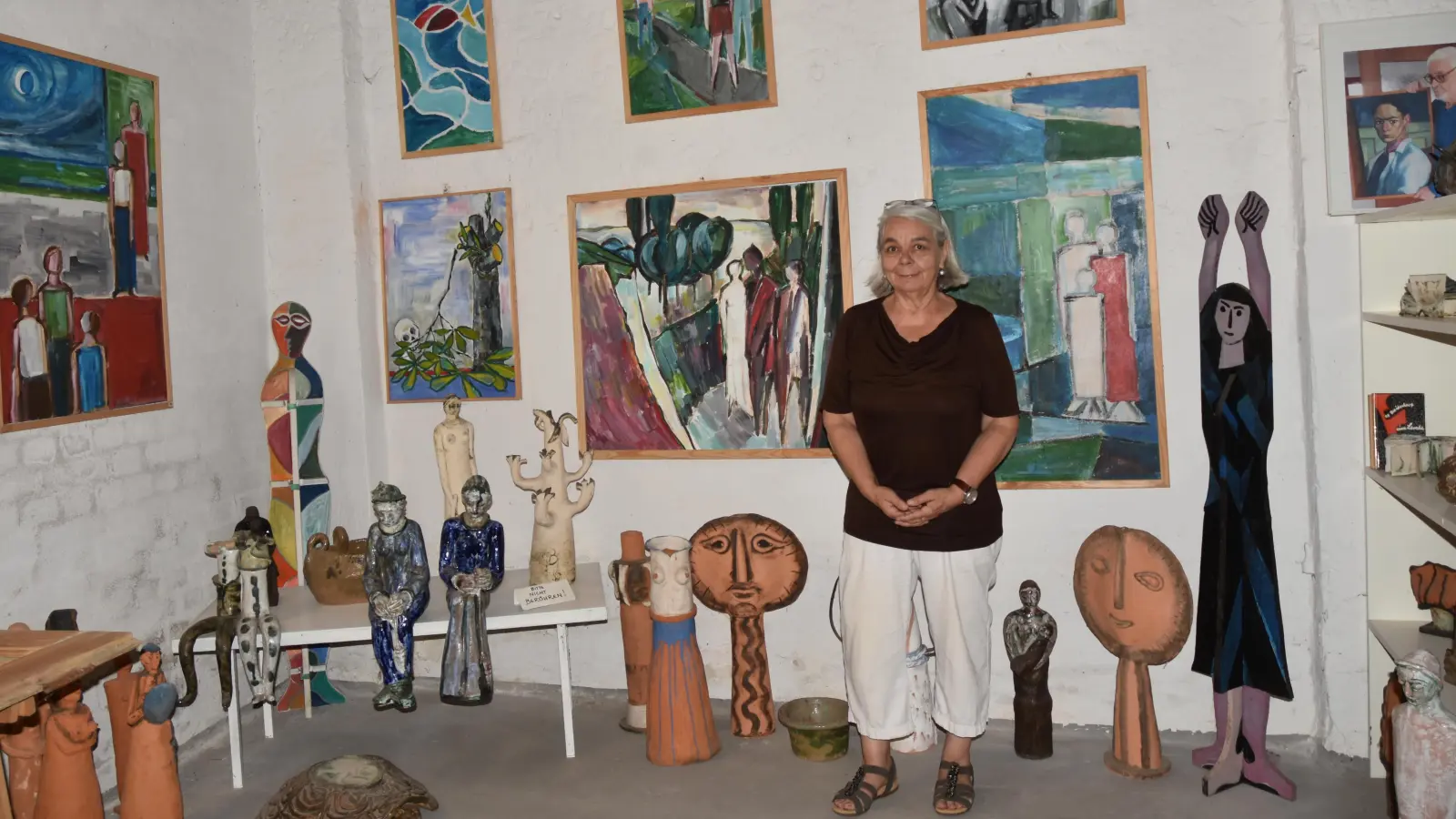 Ulrike Reutter präsentiert die Werke ihres Vaters Paul Reutter in der Scheune in Langenfeld. Er war ein gefragter Künstler mit einem großen Schaffensdrang. (Foto: Anita Dlugoß)