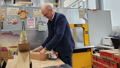 Werner Frieß, der Vorstandsvorsitzende der Sparkasse Ansbach, während seiner Arbeit in der Animatec der Lebenshilfe. (Foto: Sebastian Rosskopf)