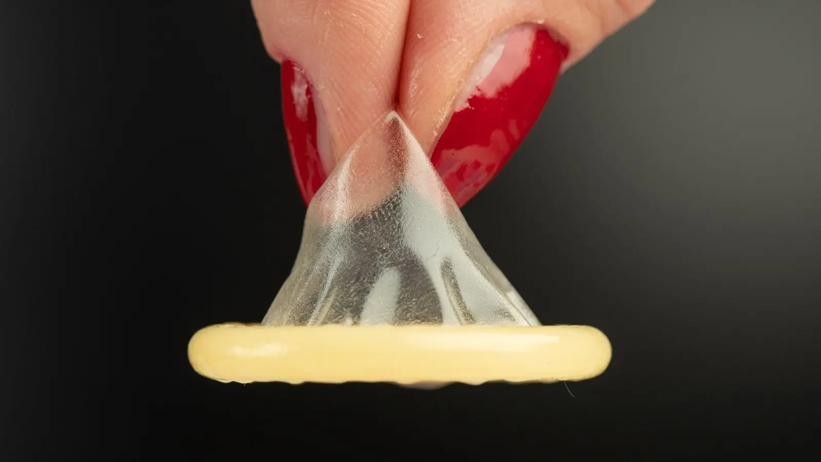 Nach einem vorsorglichen Rückruf von Kondomen durch die Behörden in Frankreich sieht ein neben anderen erwähnter deutscher Onlinehändler keinen Mangel an seinen Produkten. (Symbolbild). (Foto: Friso Gentsch/dpa)