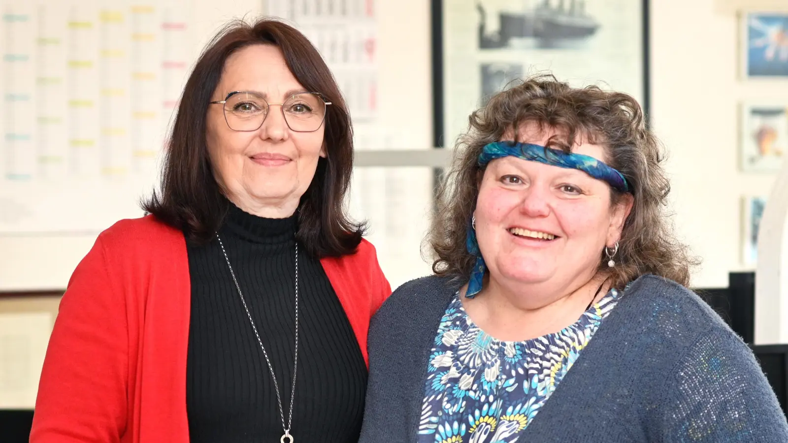 Die Technik-Abteilung ist das Bindeglied zwischen Redaktion und Druckerei. Die Kolleginnen und Kollegen dort überprüfen zum Beispiel abends die von den Redakteuren am Computer erstellten Zeitungsseiten, bevor die Druckplatten erstellt werden. Sie gestalten aber auch Anzeigen und Grafiken. An Wahlabenden erstellen sie die Tabellen mit den Ergebnissen. Und Sie gestalten und betreuen die Online-Seite flz.de. Zum Technik-Team gehören unter anderem Manuela Weiß (links), Isabell Wolff... (Foto: Jim Albright)