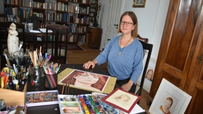 Susanne Habermann in ihrem Arbeitszimmer. Sie zeichnet Porträts von Menschen und Tieren mit Buntstiften. Dabei legt sie großen Wert auf eine detailgetreue Wiedergabe. (Foto: Anita Dlugoß)