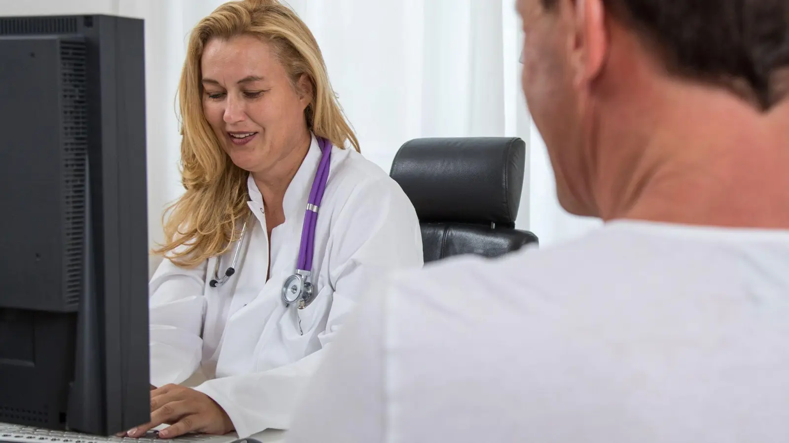 Steht eine Operation an, müssen Ärzte ihre Patienten über die Risiken aufklären. Die Informationen können Patienten aber erstmal sacken lassen, bevor sie dem Eingriff zustimmen. (Foto: Christin Klose/dpa-tmn)