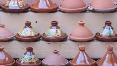 Schön und nützlich? Urlaubskeramik ist als Souvenir beliebt, allerdings können Glasuren und Farben auf Geschirr ein gesundheitliches Risiko bedeuten. (Foto: Daniela David/dpa-tmn)