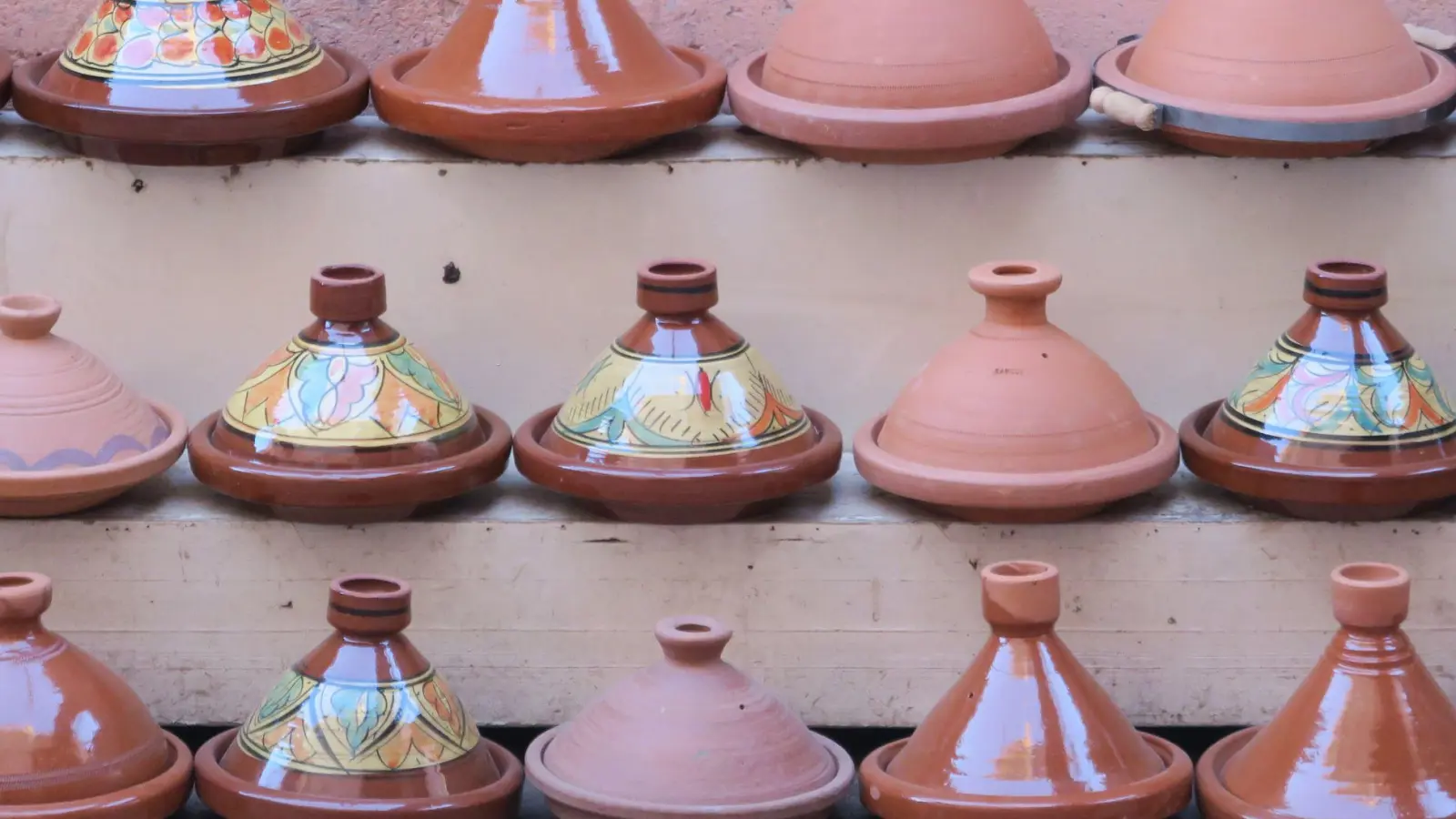 Schön und nützlich? Urlaubskeramik ist als Souvenir beliebt, allerdings können Glasuren und Farben auf Geschirr ein gesundheitliches Risiko bedeuten. (Foto: Daniela David/dpa-tmn)