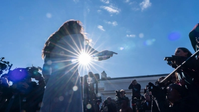 Heimatschutzministerin Kristi Noem spricht mit Reportern im Weißen Haus in Washington. (Foto: Alex Brandon/AP/dpa)