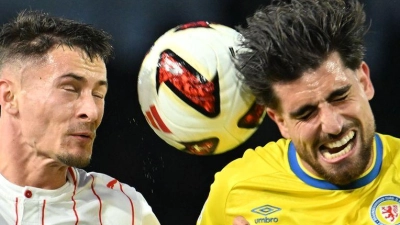 Im Zweikampf: Fabio Di Michele Sanchez von Eintracht Braunschweig (r) und Adrian Kapralik von Holstein Kiel. (Foto: Swen Pförtner/dpa)