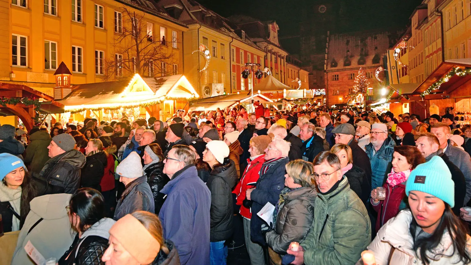 Viele Menschen strömten zur Eröffnung des Ansbacher Marktes. (Foto: Jim Albright)