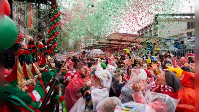 Jecken feiern auf dem Alter Markt in Köln Weiberfastnacht. Mit der Weiberfastnacht beginnt in den närrischen Hochburgen der Straßenkarneval. (Foto: Rolf Vennenbernd/dpa)