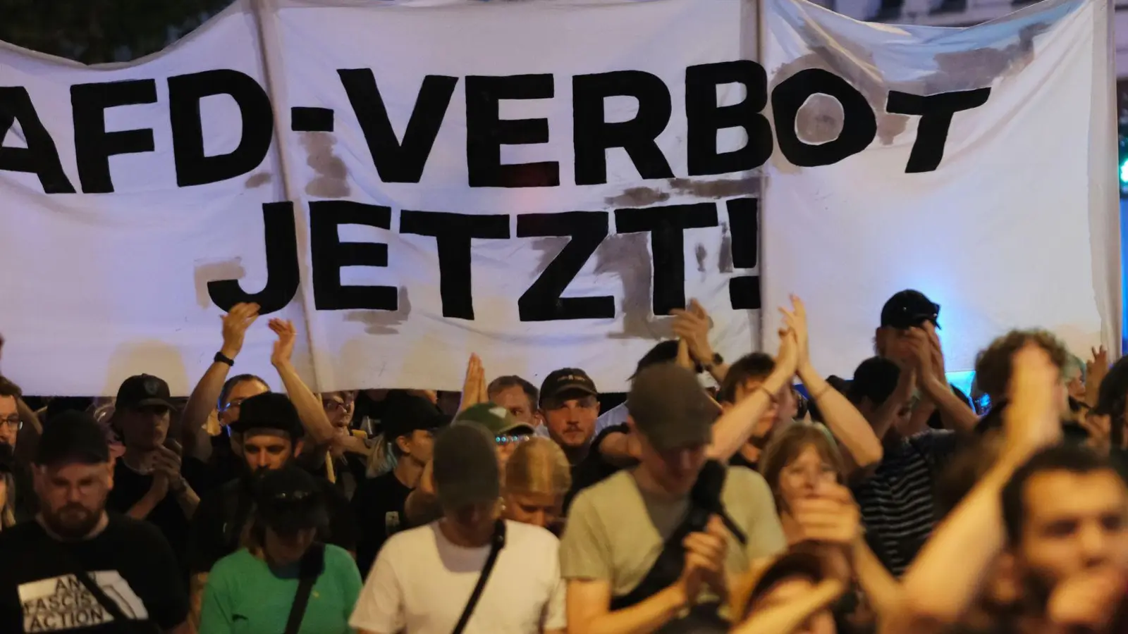 Bei Demonstrationen wird häufig der Ruf nach einem Verbot der AfD laut. Über einen Verbotsantrag müsste in jedem Fall das Bundesverfassungsgericht entscheiden.  (Foto: Sebastian Willnow/dpa)