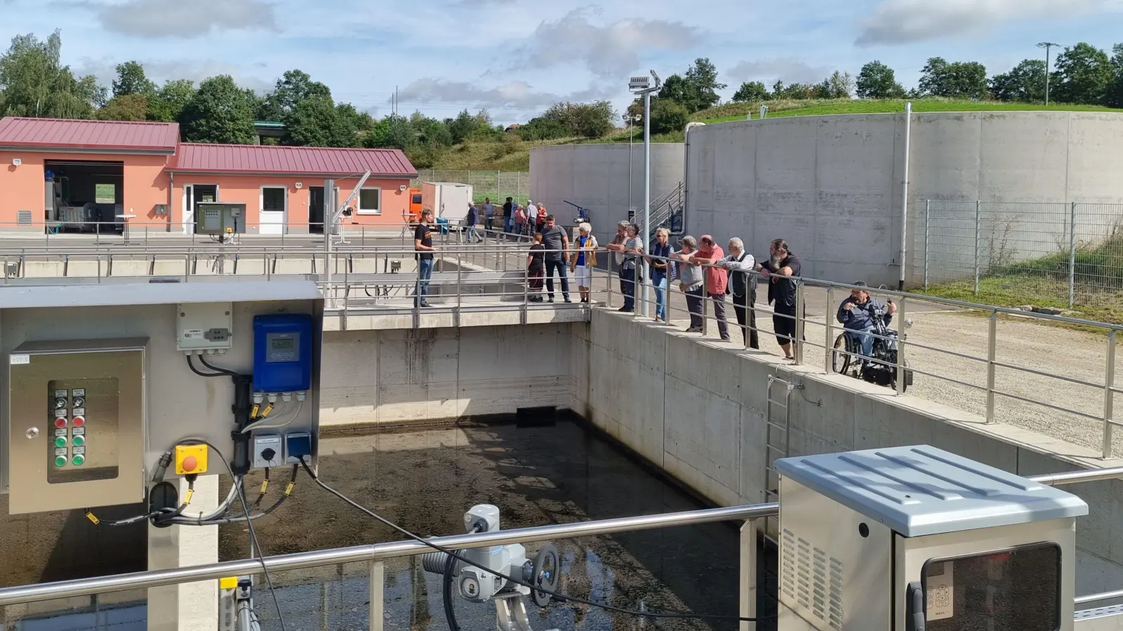 Fast wie von der Kommandobrücke herunter berichtete Andreas Kleinlein am Tag der Offenen Tür bei der neuen Kläranlage Pirkach den verschiedenen Besuchergruppen über die Wirkung der neuen Anlage. (Foto: Rainer Weiskirchen)