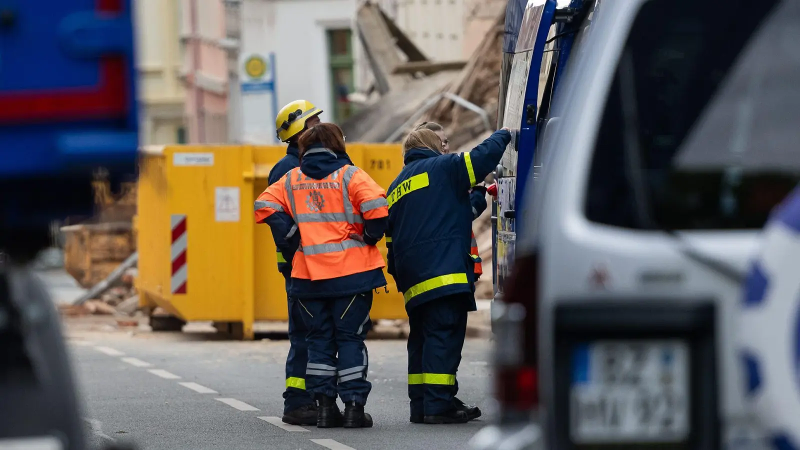 Suche nach drei Vermissten in eingestürztem Haus geht weiter. (Foto: Paul Glaser/dpa)