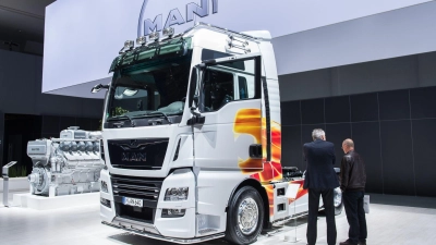 Aktionäre schauen sich am 10.05.2017 im Rahmen der Hauptversammlung der Volkswagen AG auf dem Messegelände der Deutsche Messe AG in Hannover (Niedersachsen) einen MAN LKW TGX 18.640 FLS 4x2 Lkw an. (Foto: Silas Stein/dpa)