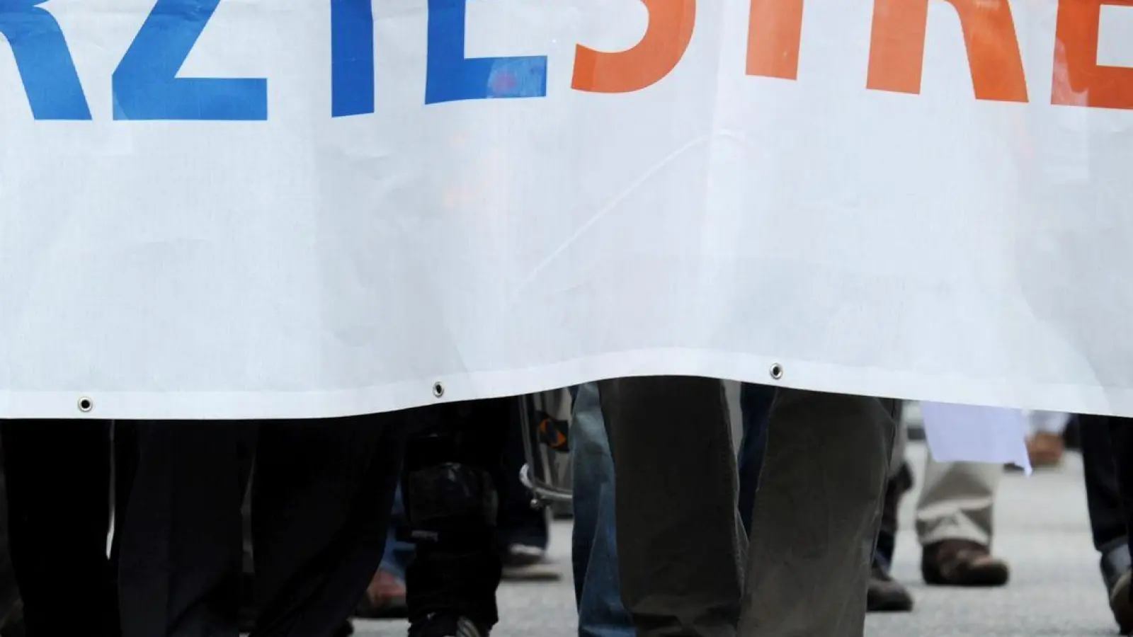 Mehrere hundert streikende Klinikärzte ziehen in einem Protestmarsch durch die Innenstadt. (Foto: Carsten Rehder/dpa)