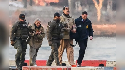 Umgeben von schwer bewaffneten Sicherheitskräften treffen der gefangen genommene venezolanische Präsident Nicolas Maduro (2.v.r) und seine Frau Cilia Flores (2.v.l)&nbsp;am Wall Street Heliport im New Yorker Stadtbezirk Manhattan ein.  (Foto: Kyle Mazza-Cnp/Zuma Press/dpa)