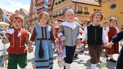 Die Kinder sind der Sage nach die Retter Dinkelsbühls. Dafür bekommen sie noch heute während des Festzugs kleine Geschenke. (Foto: Martina Haas)