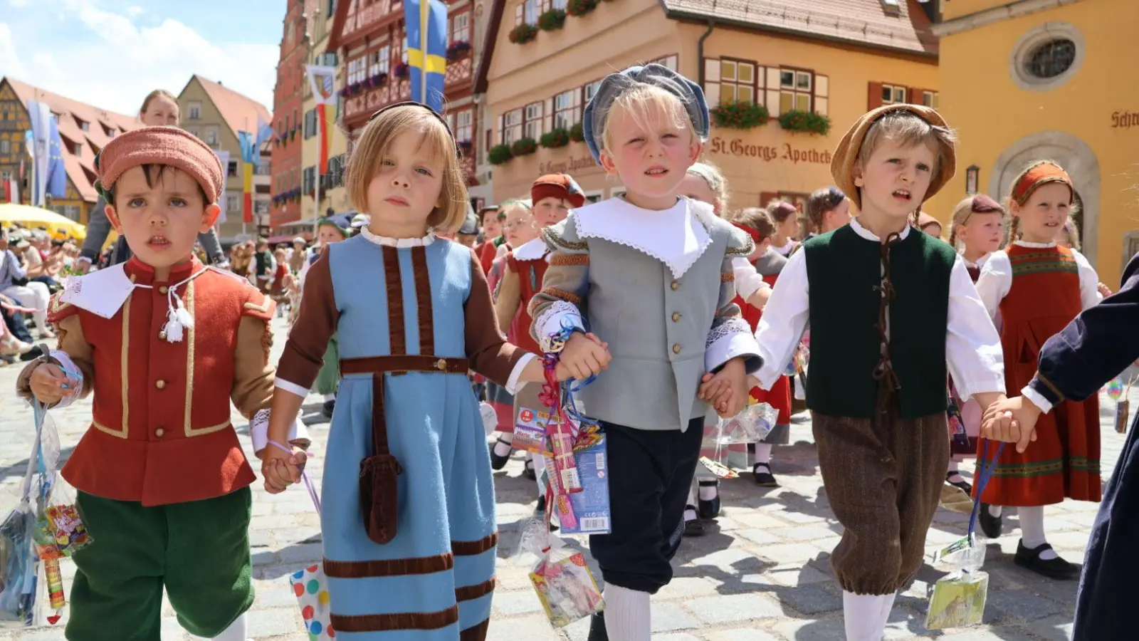 Die Kinder sind der Sage nach die Retter Dinkelsbühls. Dafür bekommen sie noch heute während des Festzugs kleine Geschenke. (Foto: Martina Haas)
