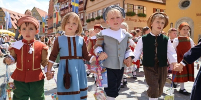 Die Kinder sind der Sage nach die Retter Dinkelsbühls. Dafür bekommen sie noch heute während des Festzugs kleine Geschenke. (Foto: Martina Haas)