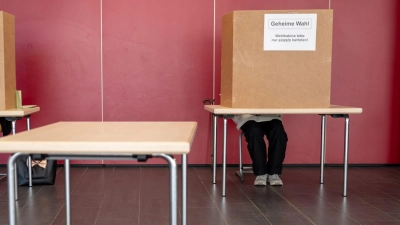 In manchen Kommunen wird die Wahl am 8. März besonders spannend. (Archivbild) (Symbolbild: dpa/Peter Kneffel)