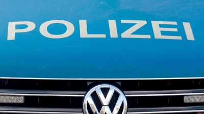 Eine 43-Jährige bemerkte am Dienstag zu spät, dass das Auto vor ihr bereits stand. Es kam zum Zusammenstoß. (Symbolbild: Fernando Gutierrez-Juarez/dpa)