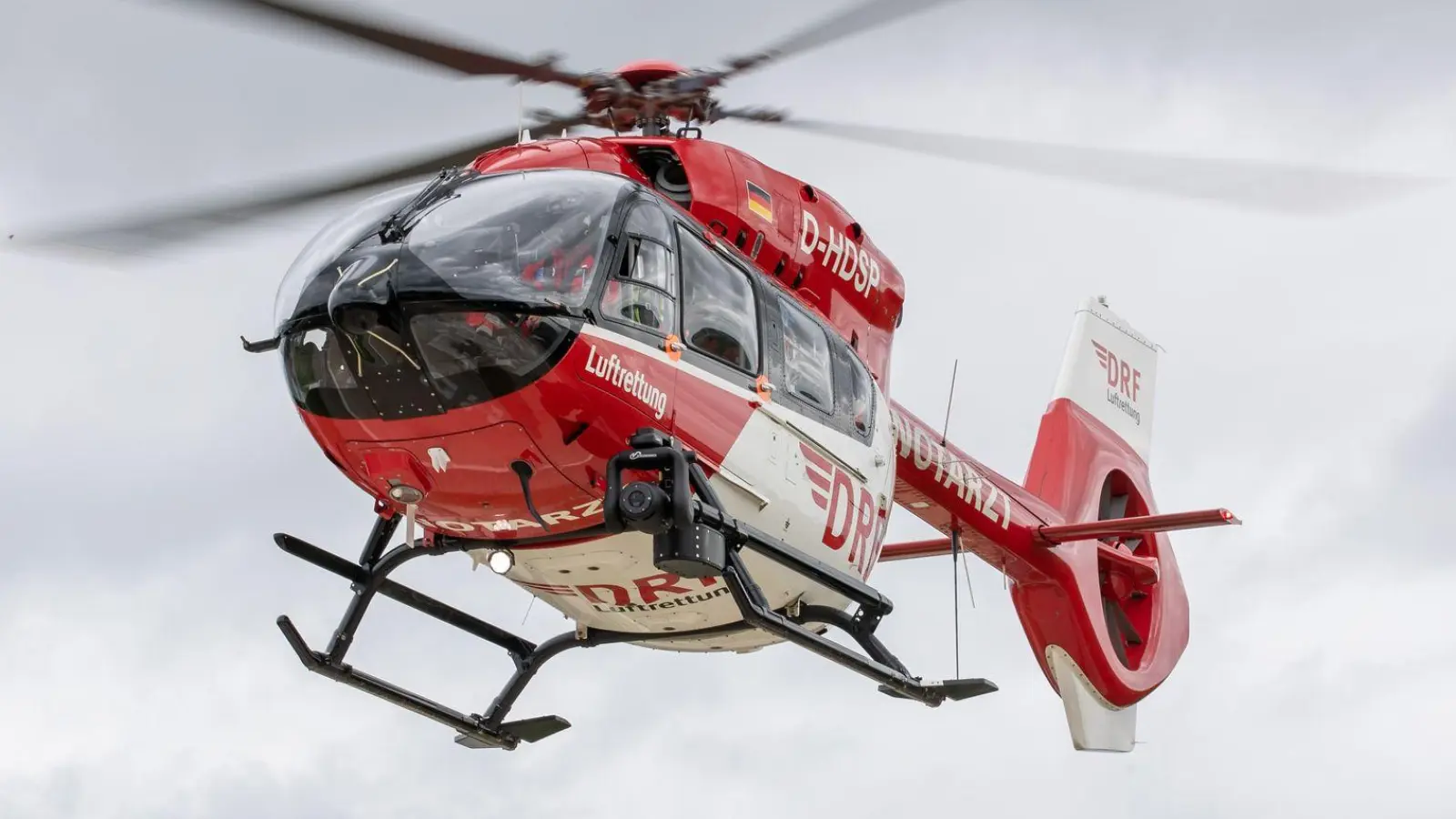Die Frau kam nach dem Vorfall am Samstagabend per Rettungshubschrauber in ein Krankenhaus. (Symbolbild) (Foto: Daniel Karmann/dpa)