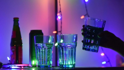Ausgelassen feiern, und dann das: nach einem Schluck aus dem Glas plötzliche Bewusstlosigkeit. Dann können K.-o.-Tropfen im Spiel sein. (Foto: Christian Thiele/dpa/dpa-tmn)