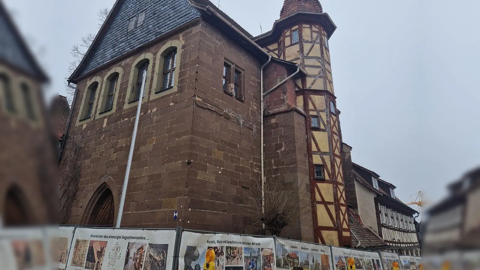 Am Klosterchor und der Stadtbibliothek besteht Sanierungsbedarf. Nun sind die Verantwortlichen einen Schritt weiter. (Foto: Simone Schuller)