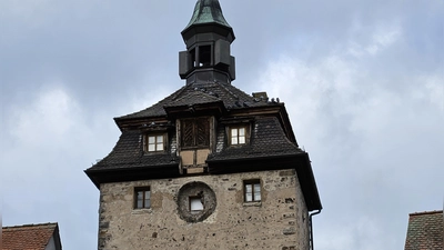 Wo Zifferblatt und Zeiger hingehören, klafft ein Loch: Die Uhren im Oberen Torturm in Leutershausen werden derzeit restauriert. Dabei sind erhebliche Schäden am Dachstuhl aufgetaucht. (Foto: Wolfgang Grebenhof)