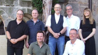 Blickten gemeinsam auf eine äußerst erfolgreiche Saison zurück: Bürgermeister Patrick Ruh (hinten, Zweiter von rechts), Fördervereins-Vorsitzender Herbert Lindörfer (vorne rechts) sowie das Leitungsteam der Kreuzgangspiele (hinten, von rechts) Dr. Maria Wüstenhagen, Intendant Johannes Kaetzler, der Leiter des künstlerischen Betriebsbüros, Daniel Asofiei, Sebastian Engmann und (vorne links) Konstantin Krisch. (Foto: Jasmin Kiendl)